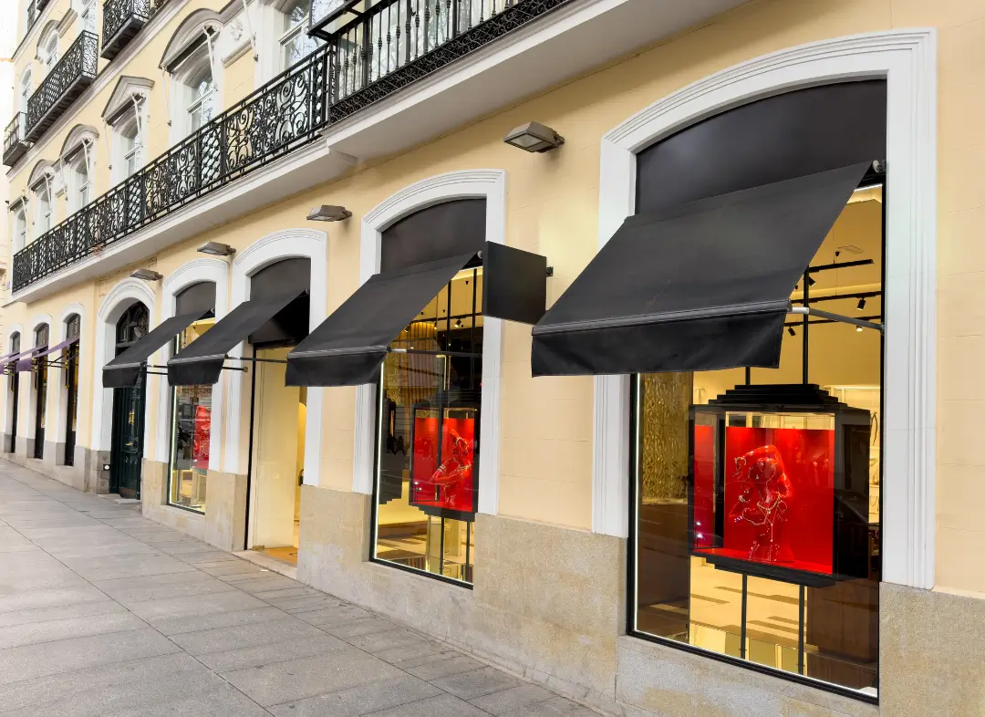 Façade vitrine de magasin en aluminium sur mesure à Benfeld
